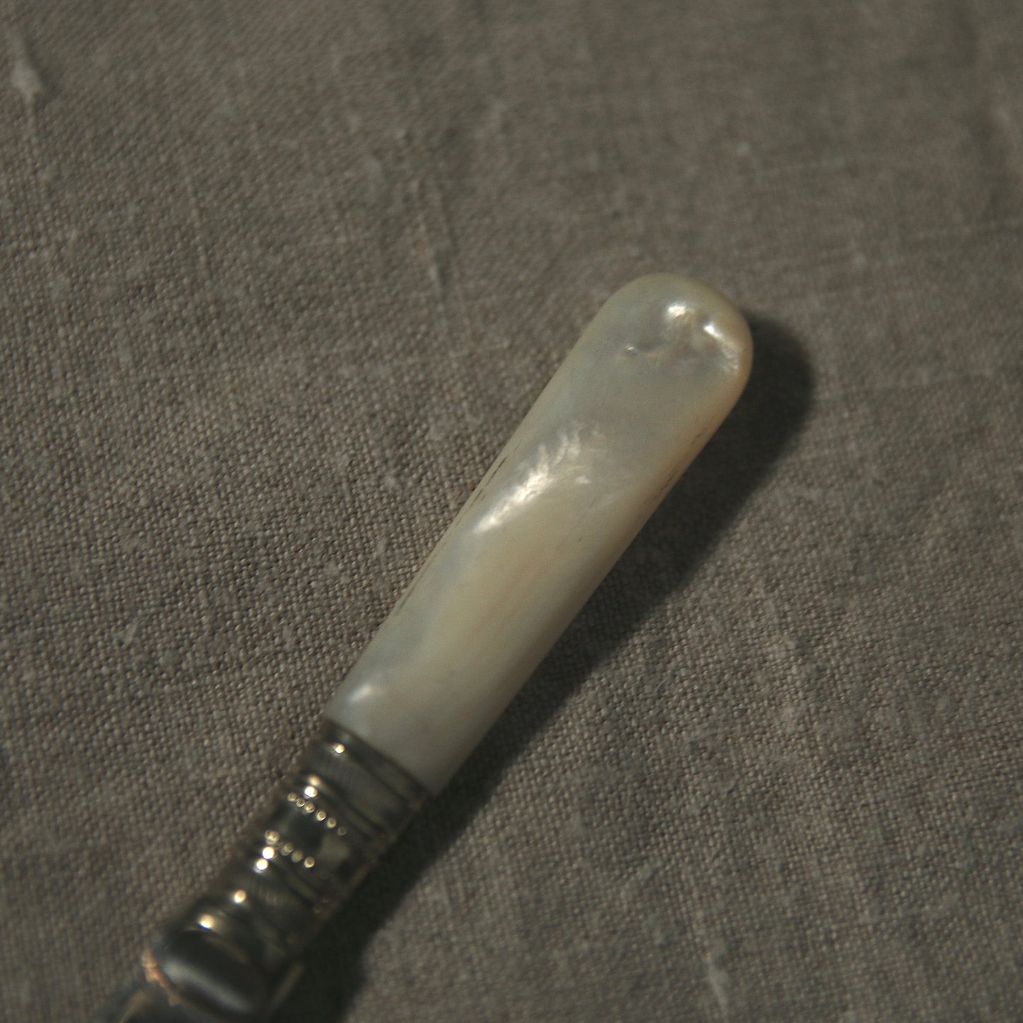 Mother of pearl butter knife C