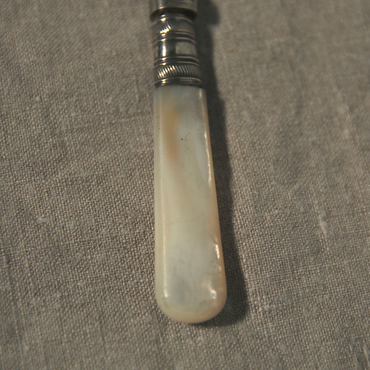 Mother of pearl butter knife B