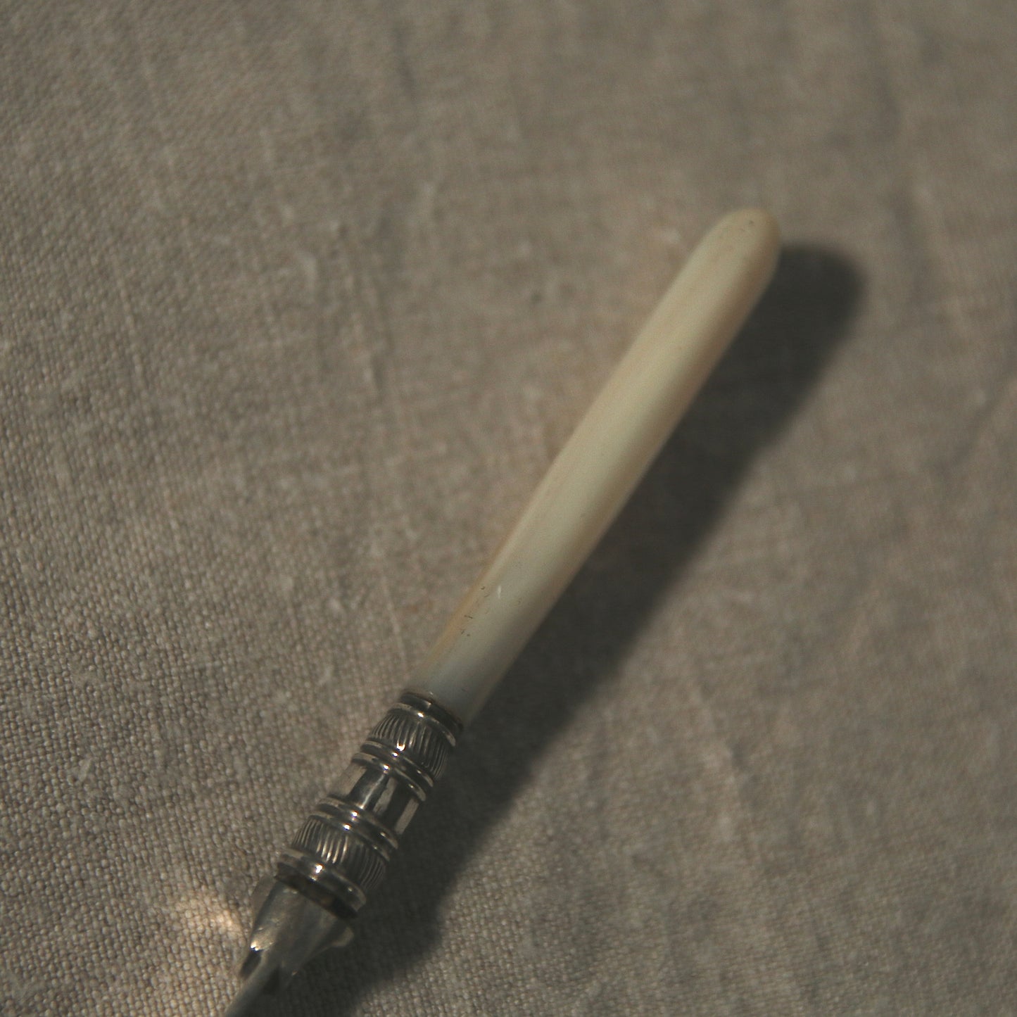 Mother of pearl butter knife B